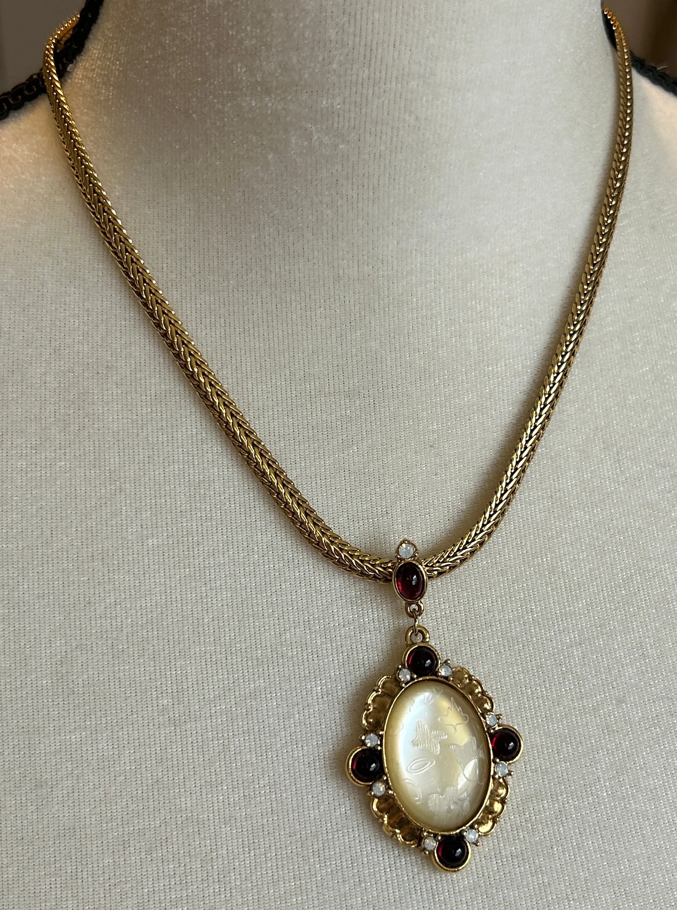 1928 Gold Tone Red Stone Cabochon Etched MOP Pendant Necklace